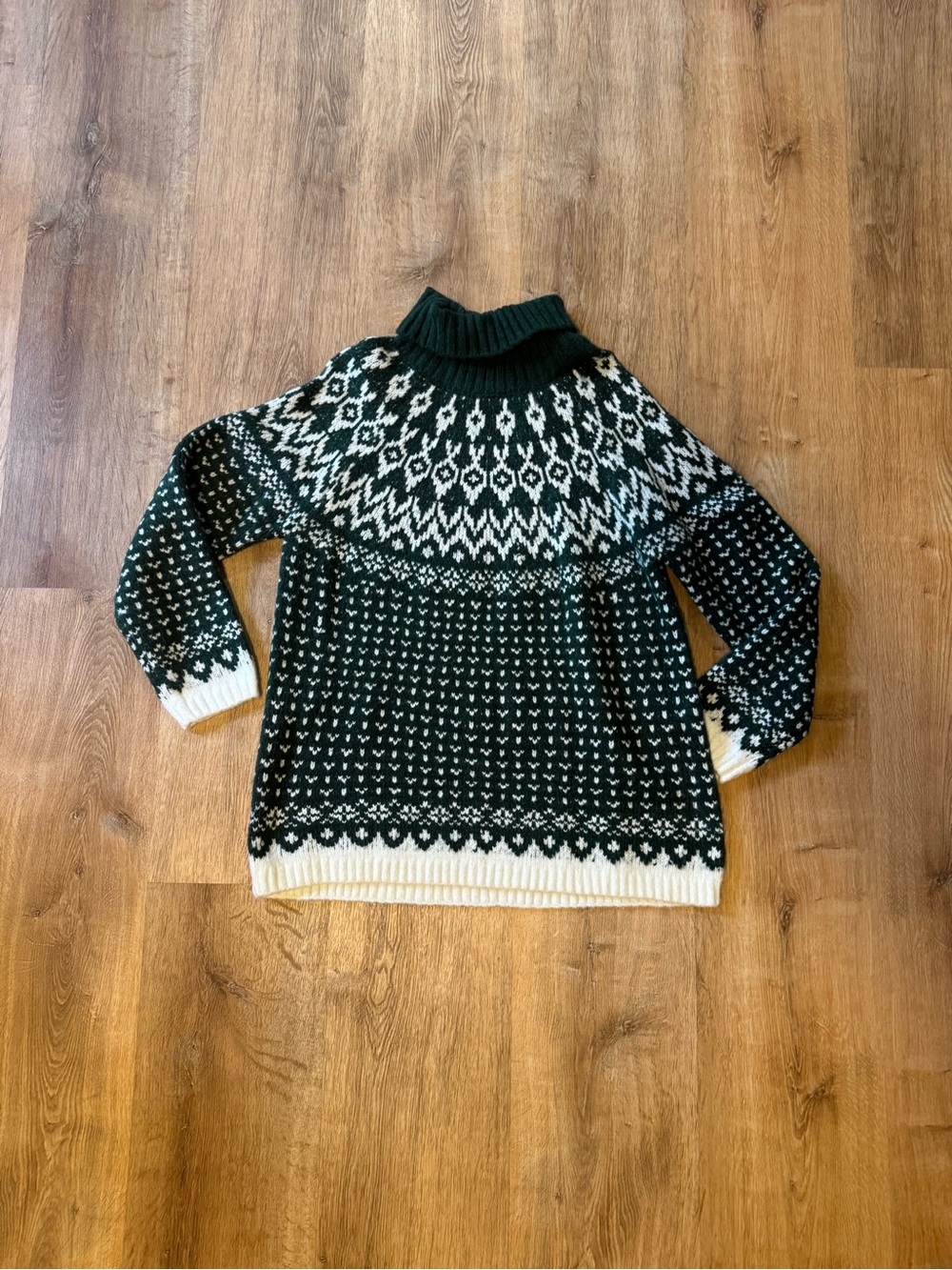 Wind River Turtleneck Fair Isle Sweater - Dark Green and White